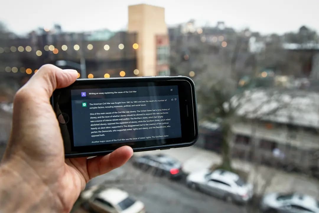 Se muestra una solicitud de ChatGPT en un dispositivo cerca de una escuela pública en el distrito de Brooklyn, en Nueva York, el 5 de enero de 2023. (Peter Morgan/AP Photo)