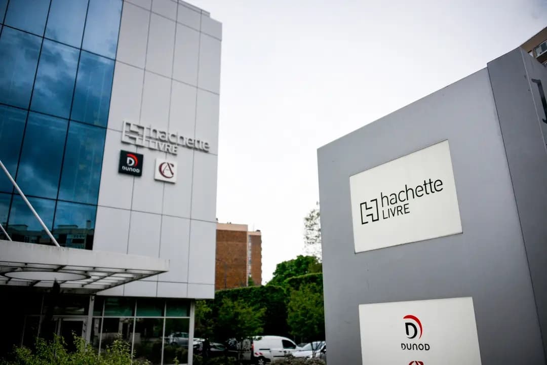 La editorial Hachette en Malakoff, Francia, el 29 de abril de 2024. La autora de la novela "Shy Girl" perdió un contrato con Hachette debido a sospechas de un uso intensivo de la IA en la creación de la novela. La autora negó haber utilizado IA para escribir el libro, pero señaló que su editor podría haberla empleado en el proceso de revisión o edición. (Magali Cohen/Hans Lucas/AFP vía Getty Images)