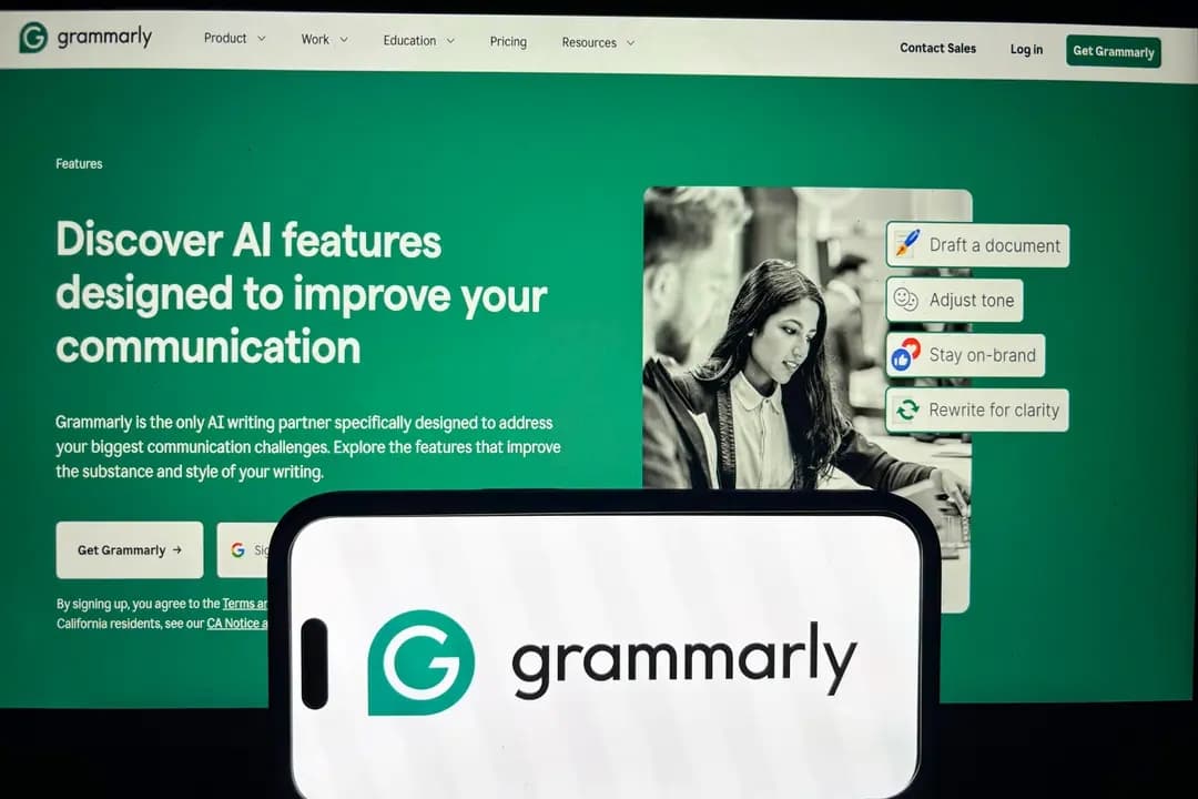 Una ilustración de Grammarly, una herramienta de redacción impulsada por IA, se muestra en la pantalla de un teléfono y en la de una computadora en Toronto, Canadá, el 16 de agosto de 2025. (bella1105/Shutterstock)