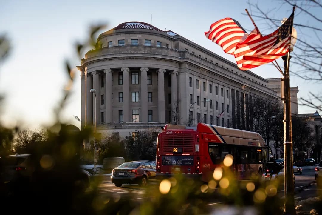 La Comisión Federal de Comercio en Washington, el 9 de enero de 2025. En 2025, la FTC emitió una orden contra la herramienta de detección de IA Workado, la cual promocionaba una tasa de precisión del 98 % entre sus clientes. (Madalina Vasiliu/The Epoch Times)
