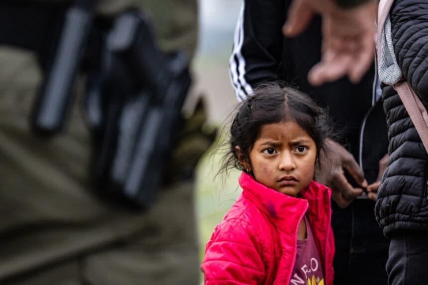 Un niño inmigrante indocumentado espera a ser procesado por agentes de la Patrulla Fronteriza en Otay Mesa, California, el 29 de febrero de 2024. (John Fredricks/The Epoch Times).