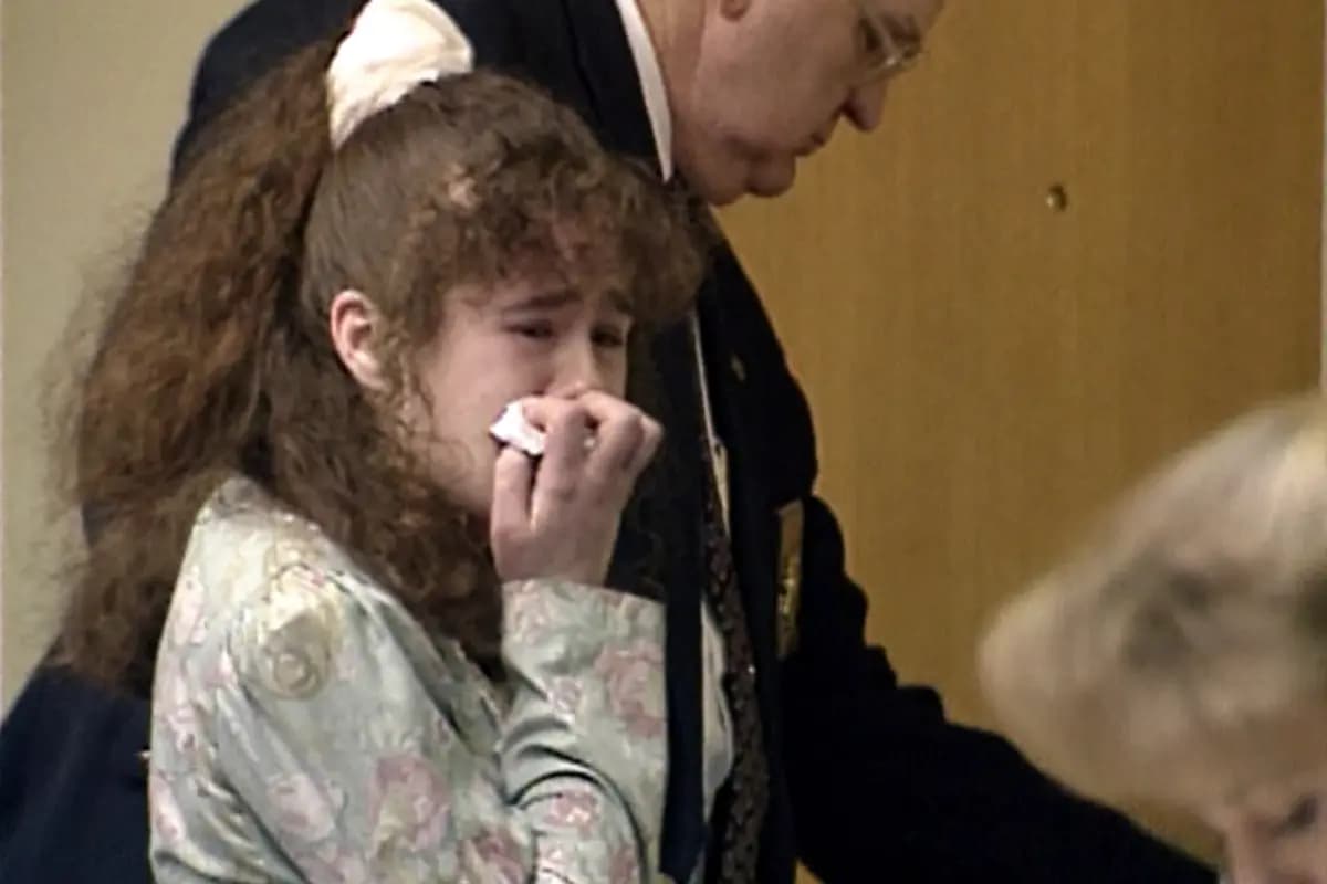 <em>Christa Pike llora tras ser condenada a muerte en Knoxville, Tennessee, el 30 de marzo de 1996. (WBIR-TV vía AP).</em>