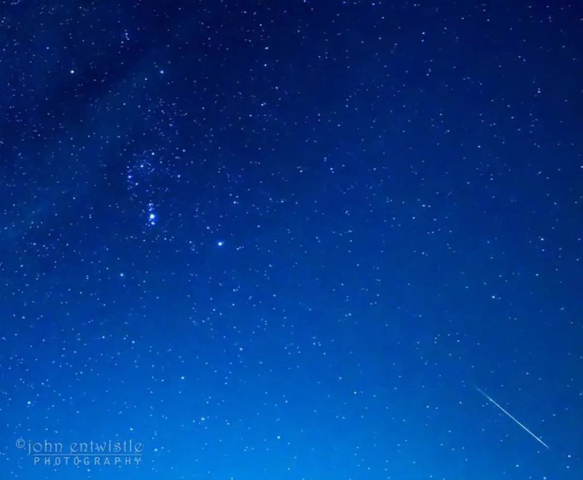 <em>Un medidor de la estrella Oriónida sobre la costa de Jersey, Nueva Jersey. (Cortesía de John Entwistle).</em>