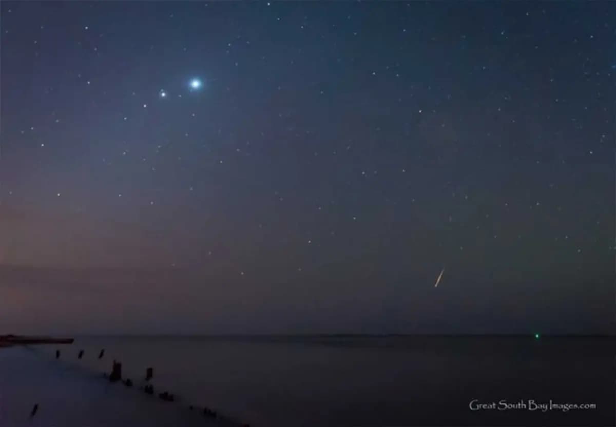 <em>Una oriónida vista durante una alineación épica de los planetas Venus, Júpiter y Marte. (Cortesía de Mike Busch).</em>