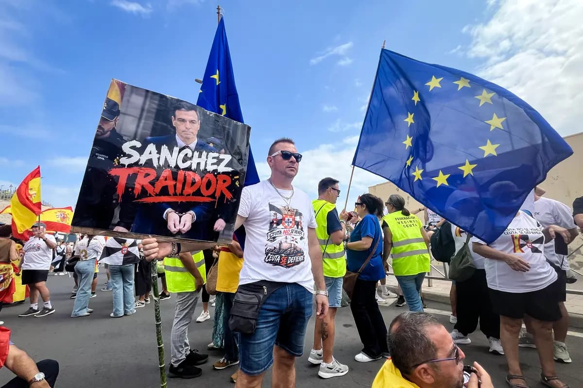 <em>Un manifestante de Ceuta sostiene un cartel que llama "traidor" al presidente del Gobierno español, Pedro Sánchez, mientras más de 1000 residentes marchaban hacia la frontera de Tarajal para exigir la expulsión de los inmigrantes ilegales y reafirmar que la ciudad es española y europea, en Ceuta, España, el 20 de septiembre de 2026. (Etienne Fauchaire/The Epoch Times).</em>