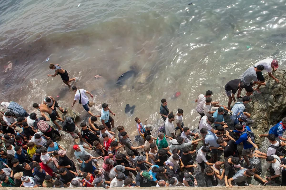 <em>Migrantes intentan cruzar ilegalmente desde la ciudad marroquí de Fnideq, en el norte del país, hasta el enclave español de Ceuta el 31 de julio de 2026. (Foto AP).</em>