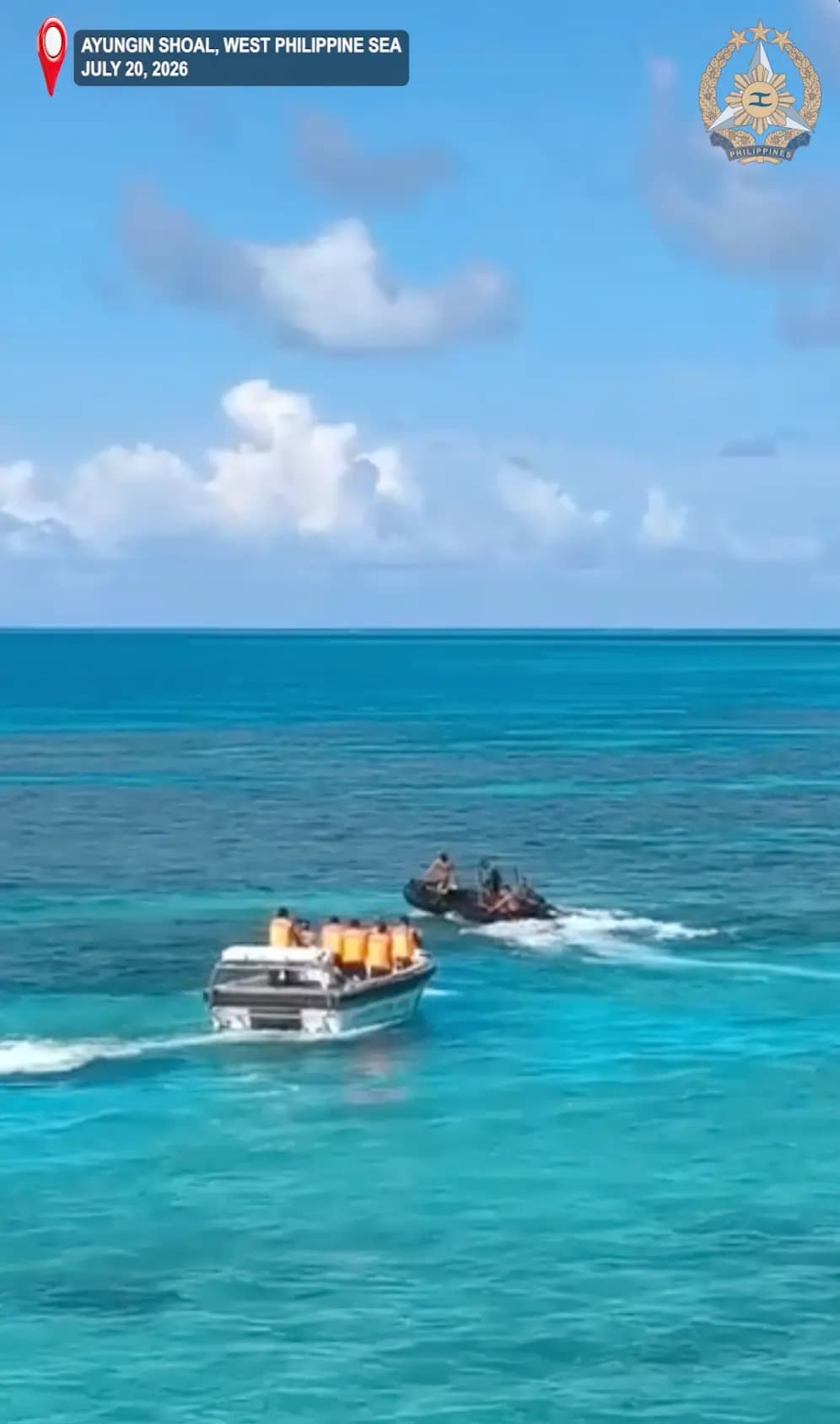 Miembros de la Guardia Costera de China (izquierda), a bordo de una lancha inflable de casco rígido, persiguen a miembros de la Armada de Filipinas que se encuentran en una lancha de goma en el Segundo Banco de Thomas, conocido localmente como Banco de Ayungin, en el disputado Mar de China del Sur, el 20 de julio de 2026. (Fuerzas Armadas de Filipinas vía AP).