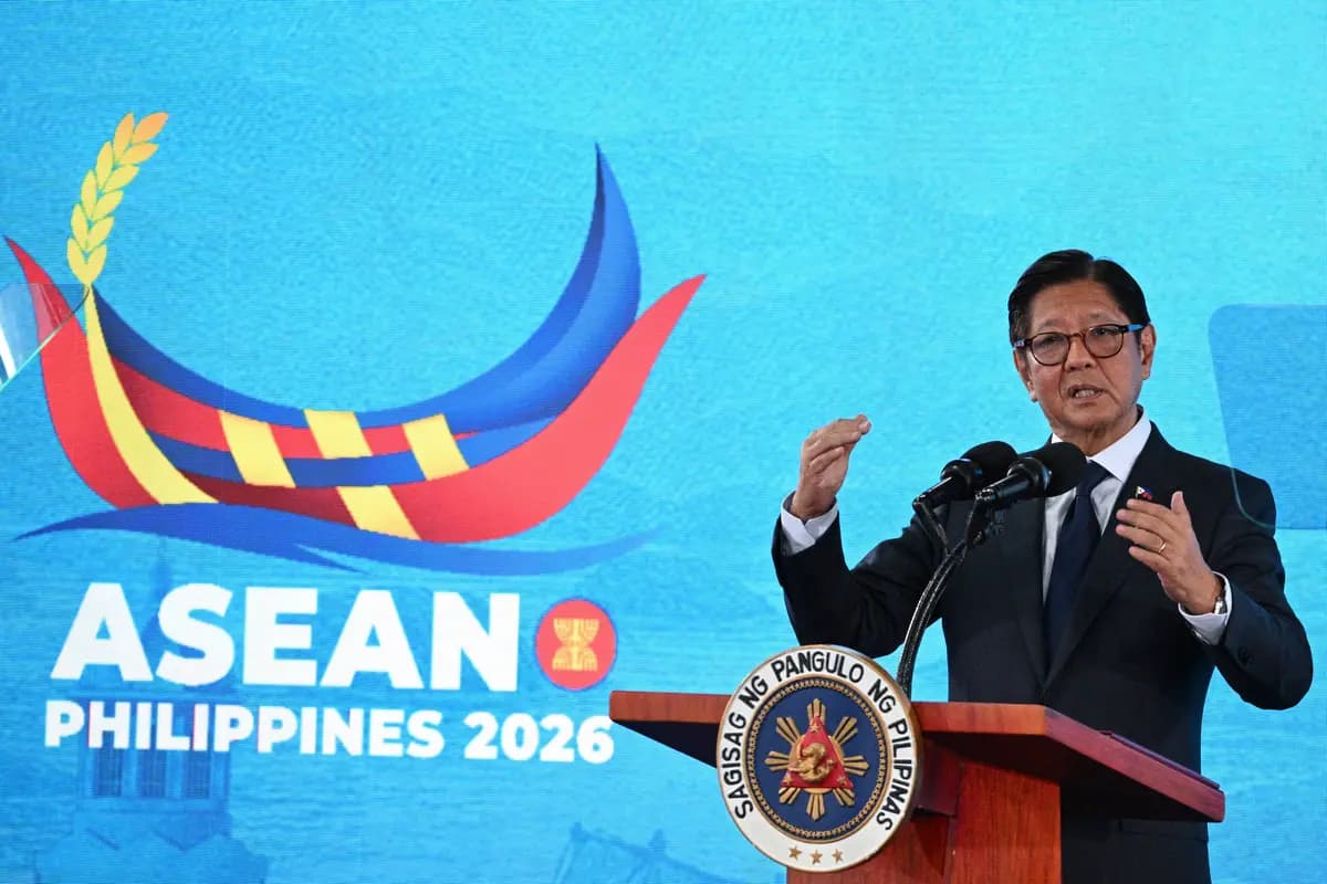 El presidente filipino Ferdinand Marcos Jr. participa en una conferencia de prensa durante la 48.ª cumbre de la Asociación de Naciones del Sudeste Asiático (ASEAN) en Cebú, en el centro de Filipinas, el 8 de mayo de 2026. (Ted Aljibe/AFP vía Getty Images).