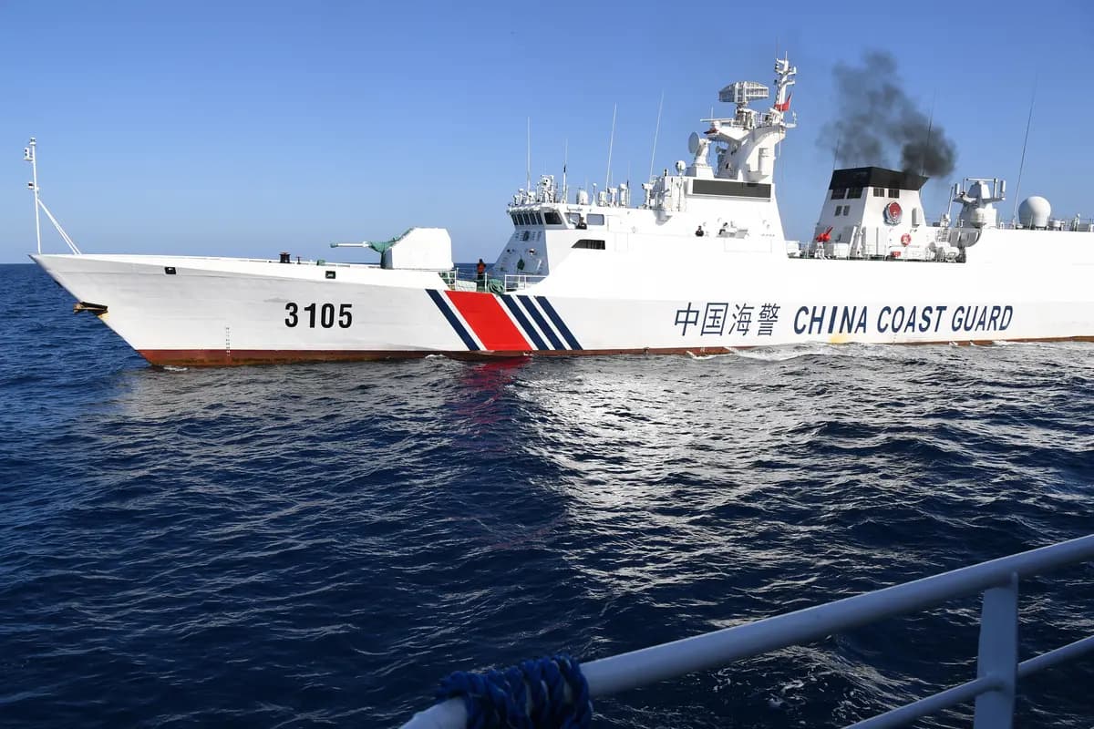 Un buque de la guardia costera china sigue de cerca al buque BRP Datu Tamblot, de la Oficina de Pesca y Recursos Acuáticos de Filipinas, cerca del banco de Scarborough, controlado por China, en aguas en disputa del Mar de China del Sur, el 15 de febrero de 2024. (Ted Aljibe/AFP vía Getty Images).