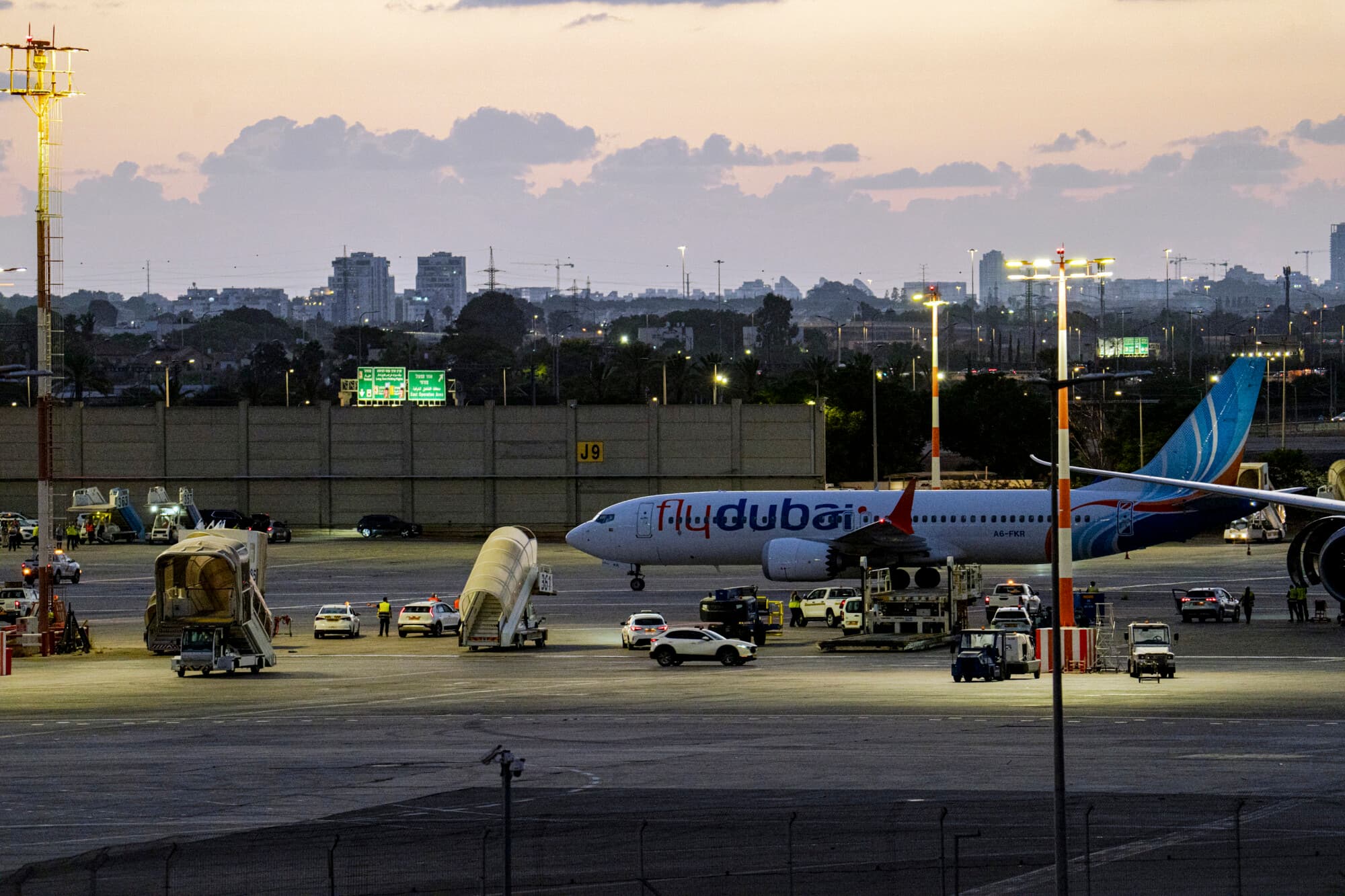 Un avión con pasajeros de un vuelo anterior de Flydubai que fue desviado a Arabia Saudita llega al aeropuerto Ben Gurion el 30 de septiembre de 2026 en Tzafria, Israel. (Erik Marmor/Getty Images).