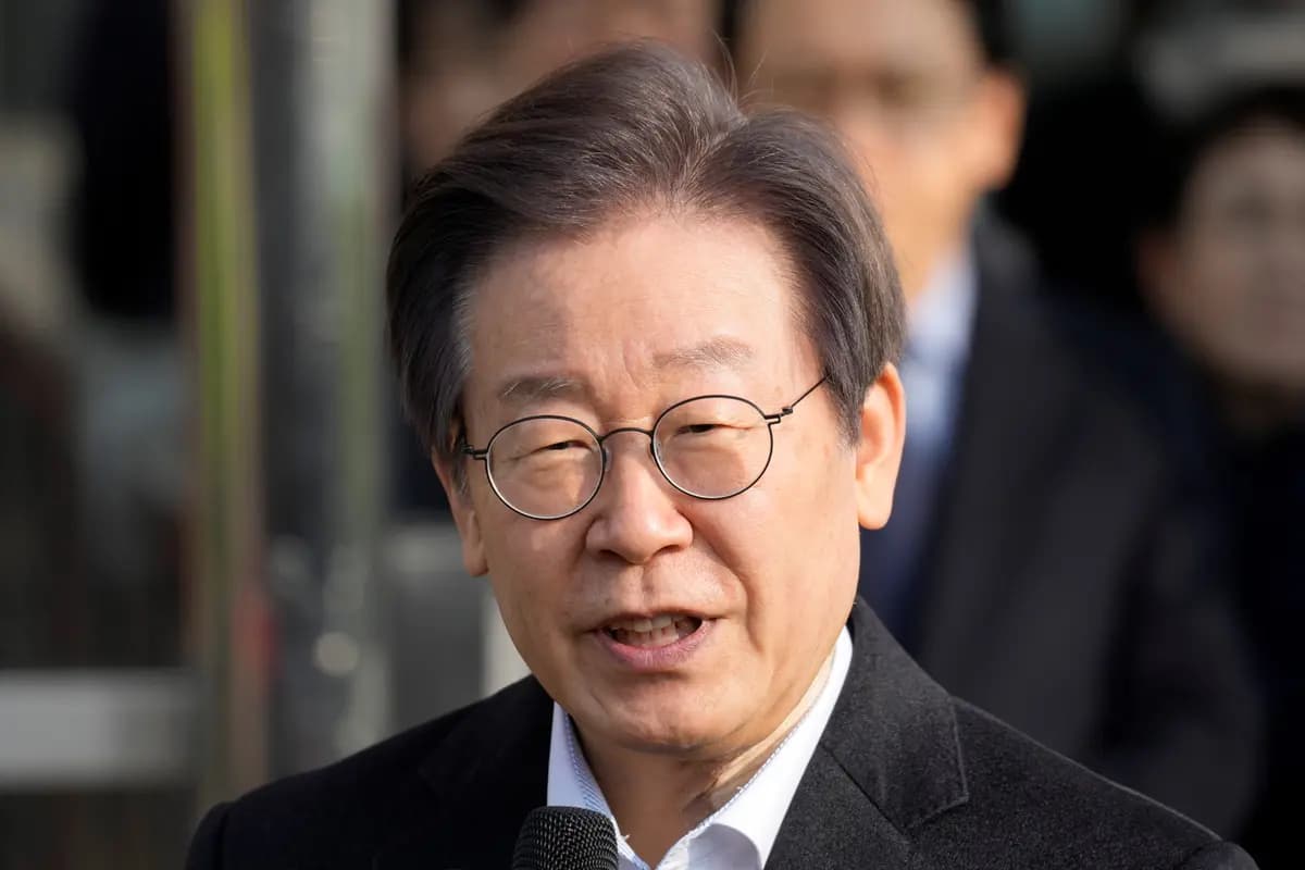 El líder de la oposición surcoreana, Lee Jae Myung, sale de un hospital en Seúl, Corea del Sur, el 10 de enero de 2024. (Lee Jin-man/AP Photo)