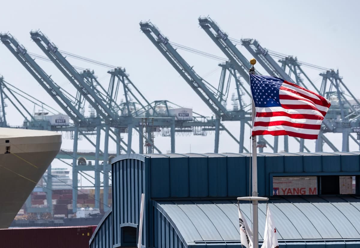 Contenedores de carga se alinean en el Puerto de Los Ángeles el 28 de marzo de 2025. (John Fredricks/The Epoch Times)