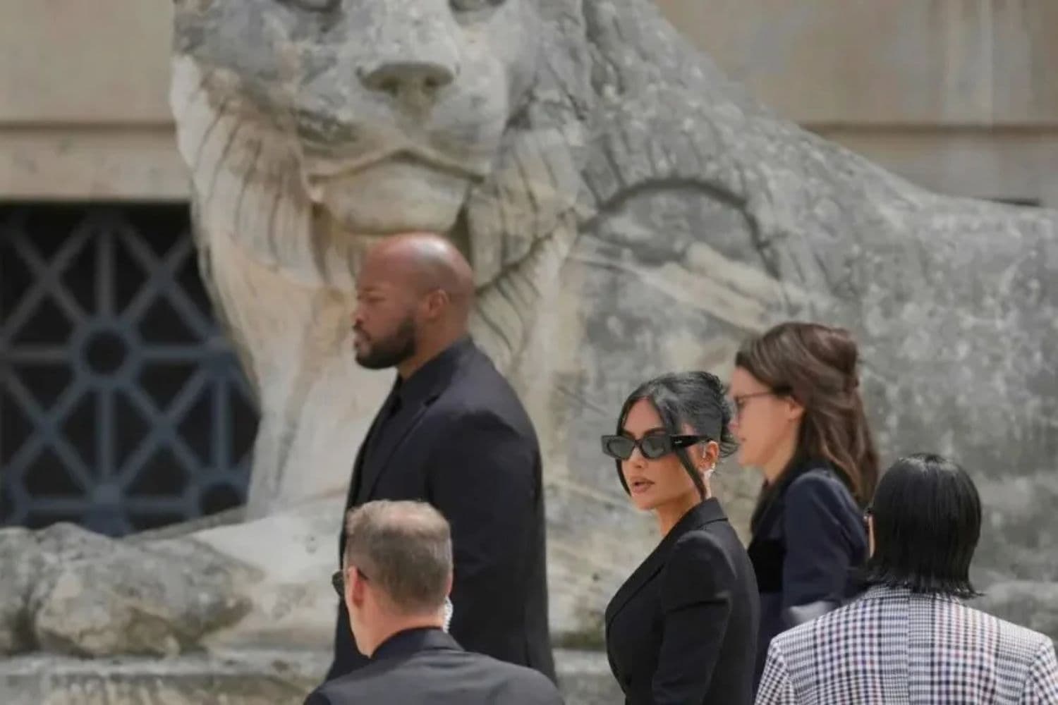Indemnizan a Kim Kardashian con 1 euro tras asalto en París