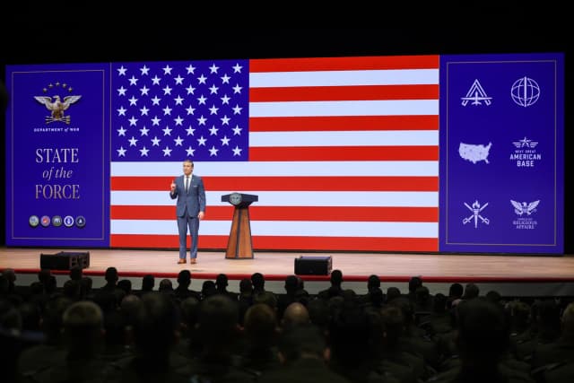 El secretario de Guerra, Pete Hegseth, pronuncia un discurso sobre el estado de las fuerzas armadas en la Base del Cuerpo de Marines de Quantico, en Quantico, Virginia, el 30 de septiembre de 2026. (Alex Wong/Getty Images)