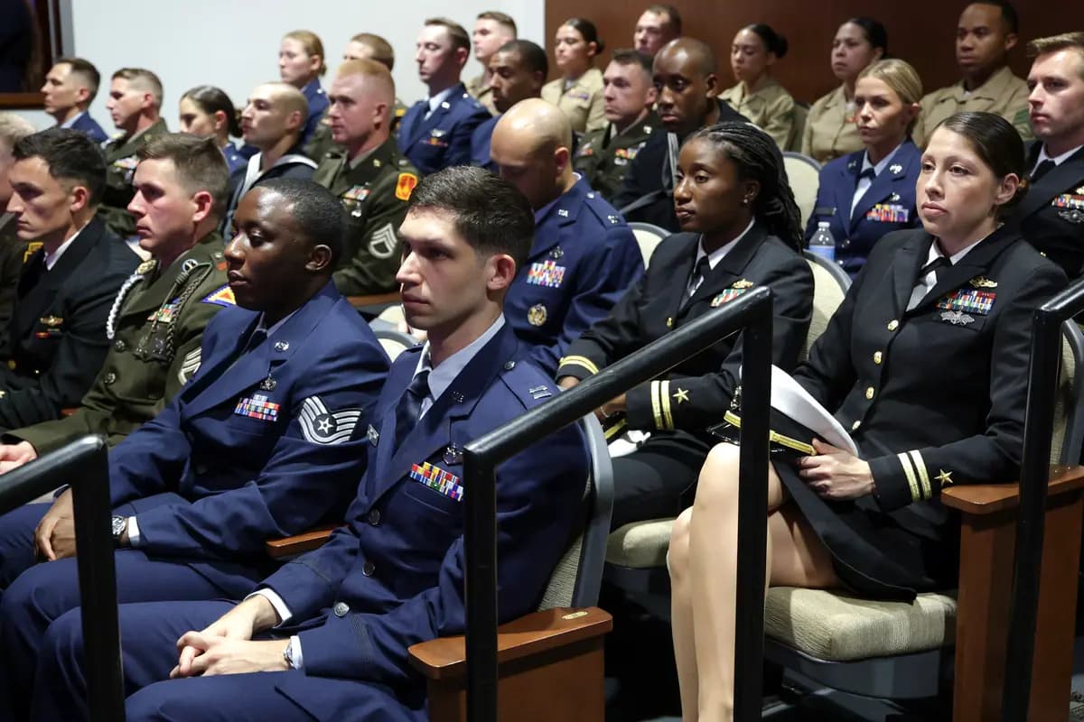 Miembros de las fuerzas armadas escuchan mientras el secretario de Guerra, Pete Hegseth, pronuncia un discurso sobre el estado de las fuerzas en la Base del Cuerpo de Marines de Quantico, en Virginia, el 30 de septiembre de 2026. (Alex Wong/Foto de pool vía AP)