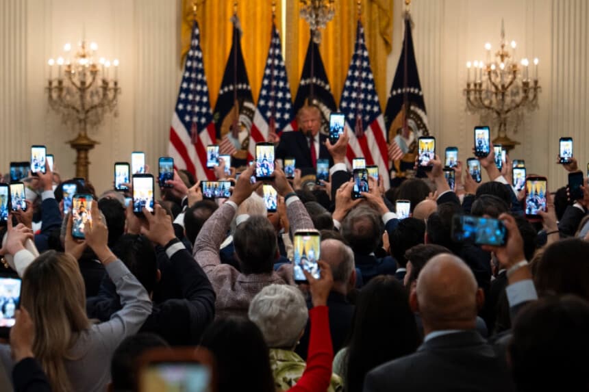 El presidente de los Estados Unidos, Donald Trump, preside un evento con motivo del Mes de la Herencia Hispana en el Salón Este de la Casa Blanca, en Washington, el 30 de septiembre de 2026. (Madalina Kilroy/The Epoch Times).