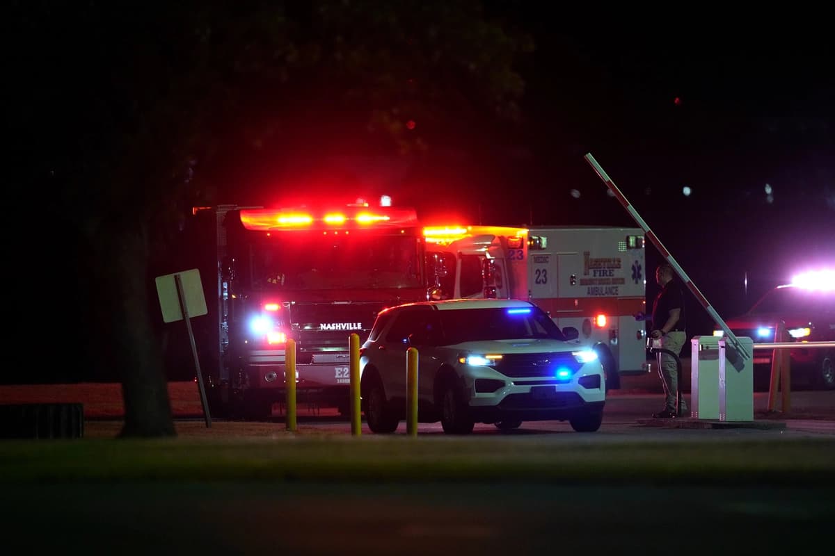 Vehículos de emergencia llegan a la Institución de Máxima Seguridad de Riverbend después de que se detuviera la ejecución de Christa Pike, en Nashville, Tennessee, el 30 de septiembre de 2026. (Foto de George Walker IV/AP).
