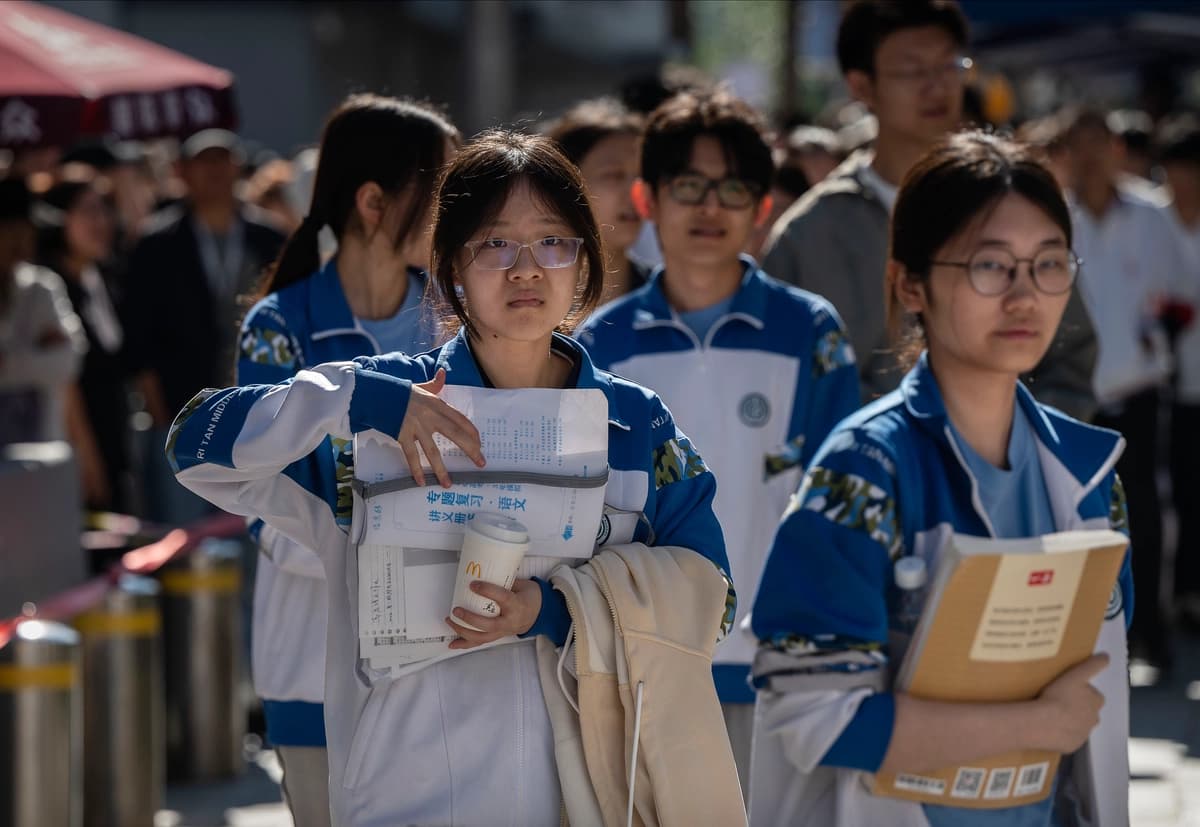 Estudiantes hacen fila para entrar a la escuela secundaria Beijing Chenjinglun en Beijing el 7 de junio de 2026 para presentar el examen anual de ingreso a la universidad, conocido como Gaokao. (Kevin Frayer/Getty Images).
