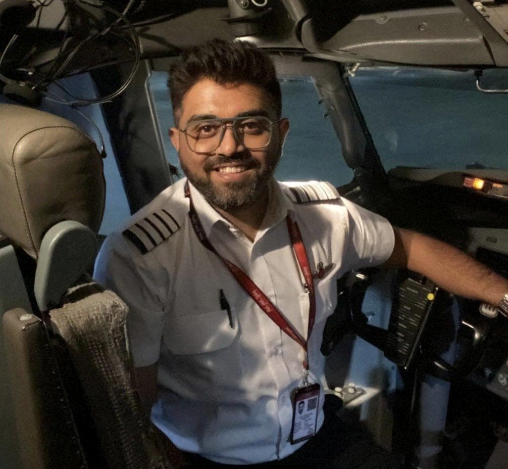 Una fotografía sin fecha del piloto indio Smit Machchhar en la cabina de su avión de Flydubai en un lugar no revelado. (Ministerio de Relaciones Exteriores de Israel/Reuters)