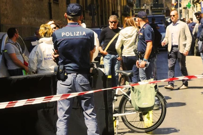 Dos jóvenes asaltan un local de apuestas con un hacha en Palermo, Italia