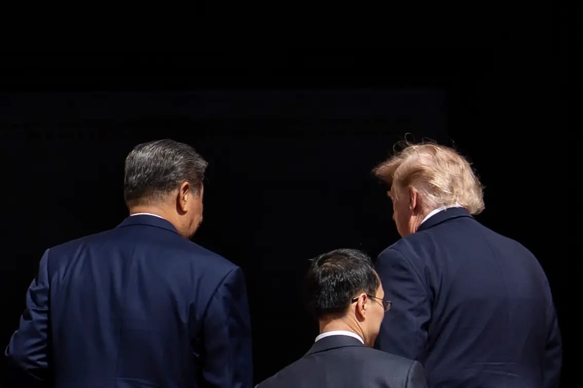 El presidente de EE. UU., Donald Trump, el líder chino Xi Jinping y otro funcionario durante una visita a los Archivos Nacionales de EE. UU. en Washington el 25 de septiembre de 2026. (Madalina Kilroy/The Epoch Times)