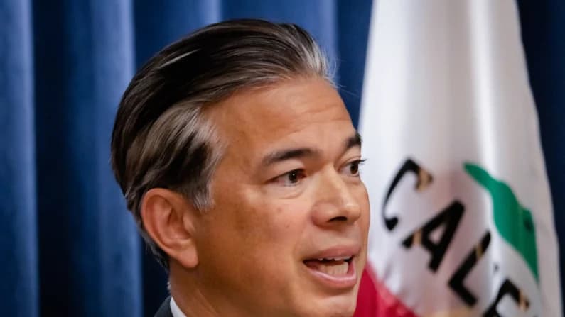 California y 6 estados demandan a la administración Trump por recortes de fondos migratorios