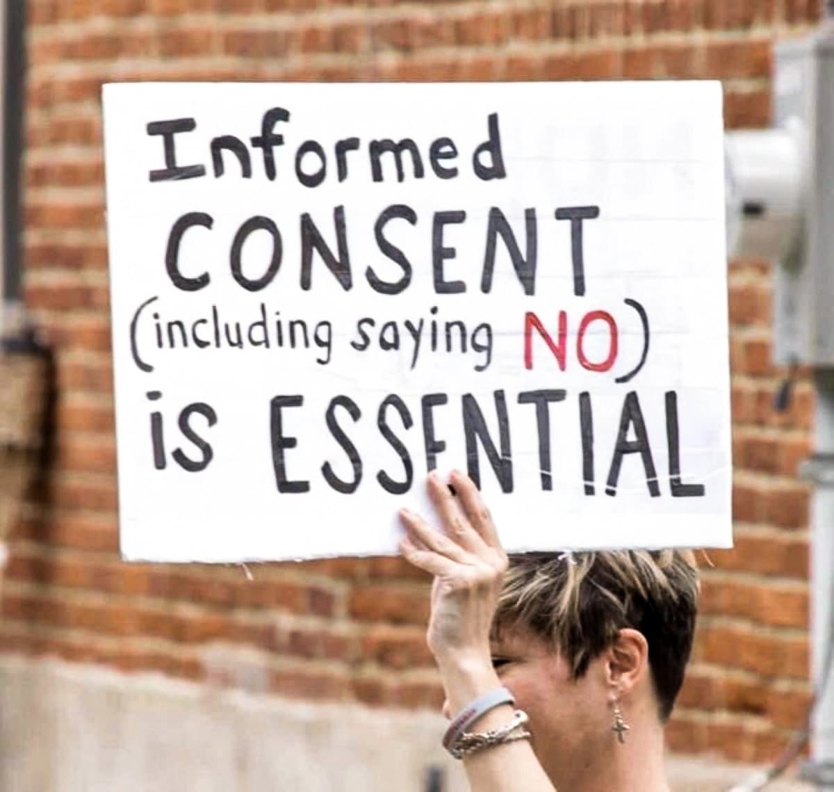 Un manifestante sostiene un cartel durante una concentración en apoyo a los trabajadores de la salud en Pensilvania. (Imagen cortesía de Pennsylvania Informed Consent Advocates Inc).