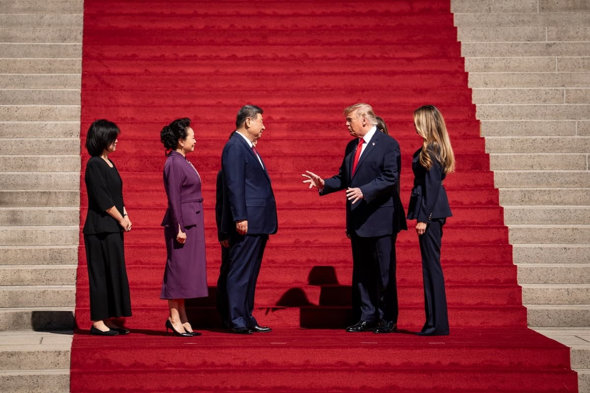 El presidente de EE. UU., Donald Trump; la primera dama, Melania Trump; el líder chino, Xi Jinping, y su esposa, Peng Liyuan, durante una visita a los Archivos Nacionales de EE. UU. en Washington el 25 de septiembre de 2026. (Madalina Kilroy/The Epoch Times)