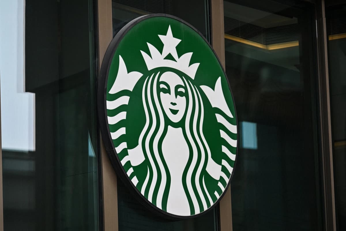 Un letrero de Starbucks en el distrito de Jing'an de Shanghái el 9 de abril de 2025. (Héctor Retamal/AFP vía Getty Images)

