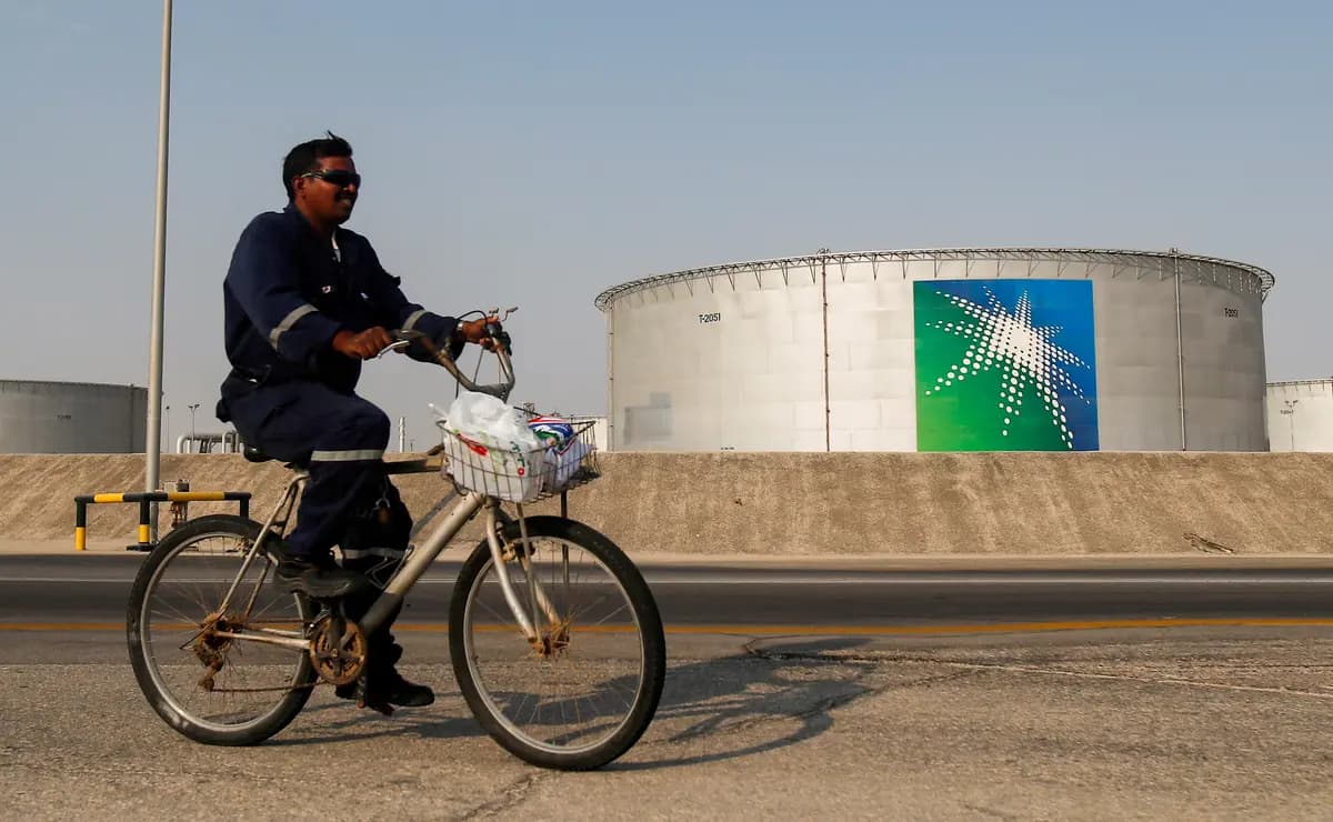 Un empleado monta en bicicleta junto a los tanques de petróleo en las instalaciones petroleras de Saudi Aramco en Abqaiq, Arabia Saudita, el 12 de octubre de 2019. (Maxim Shemetov/Reuters).