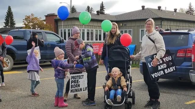 Participantes de la Cadena por la Vida 2025 en Smithers, Columbia Británica, se reúnen en una calle de la comunidad. (Cortesía de Campaign Life Coalition).