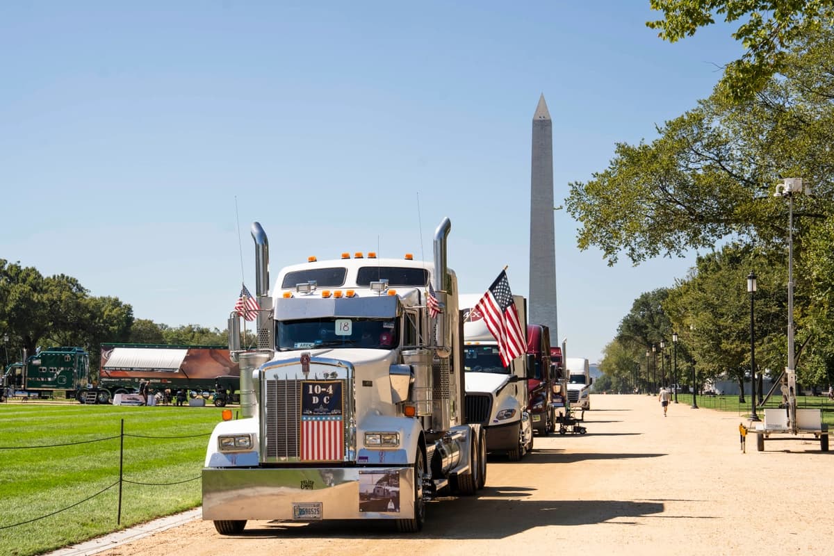 Camiones en el National Mall de Washington el 1 de octubre de 2026. (Madalina Kilroy/The Epoch Times)
