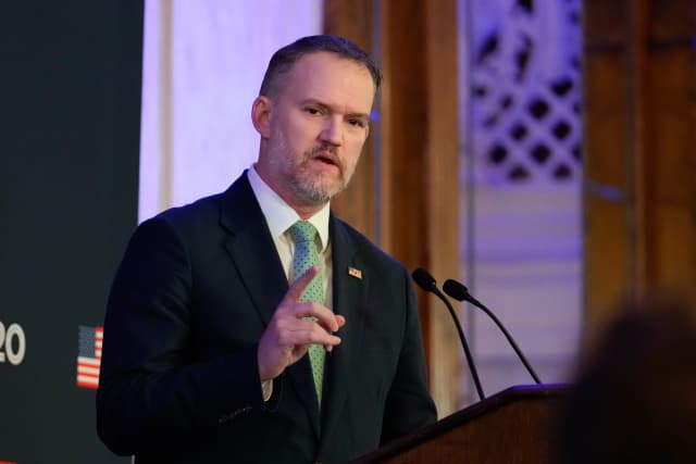 El representante comercial de EE. UU., Jamieson Greer, habla con la prensa frente a la Casa Blanca en Washington el 24 de agosto de 2026. (Mark Schiefelbein/AP Photo)