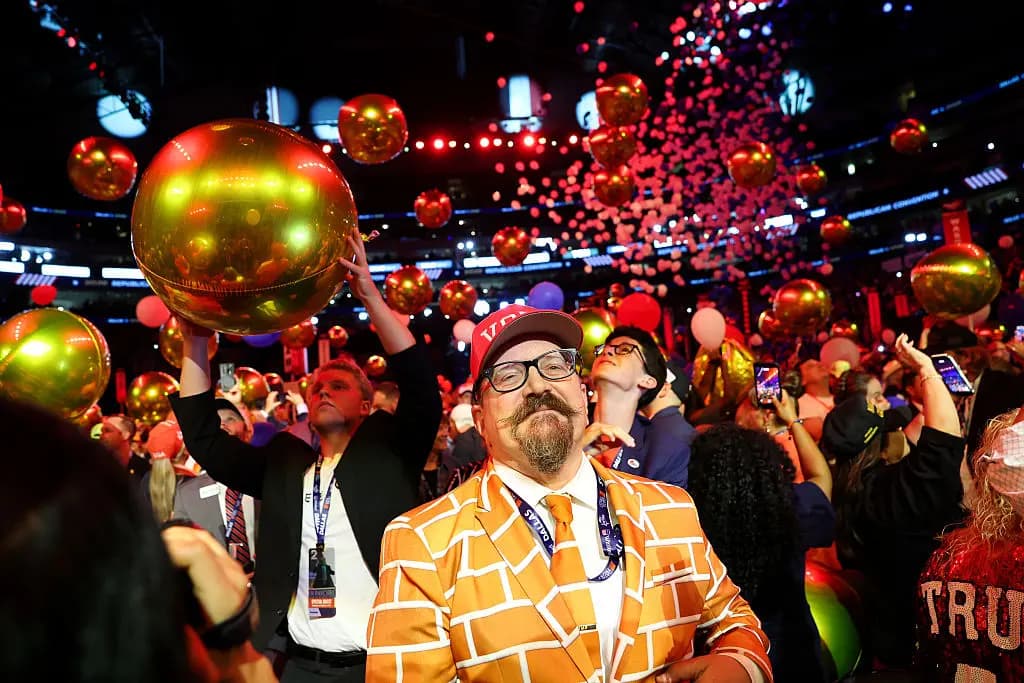 <em>Globos caen alrededor de Blake Marnell, quien viste una chaqueta con ladrillos que representan un muro fronterizo, al concluir el segundo día de la Convención Nacional Republicana de 2026 en el American Airlines Center en Dallas, Texas, el 10 de septiembre de 2026. (Kevin Dietsch/Getty Images).</em>