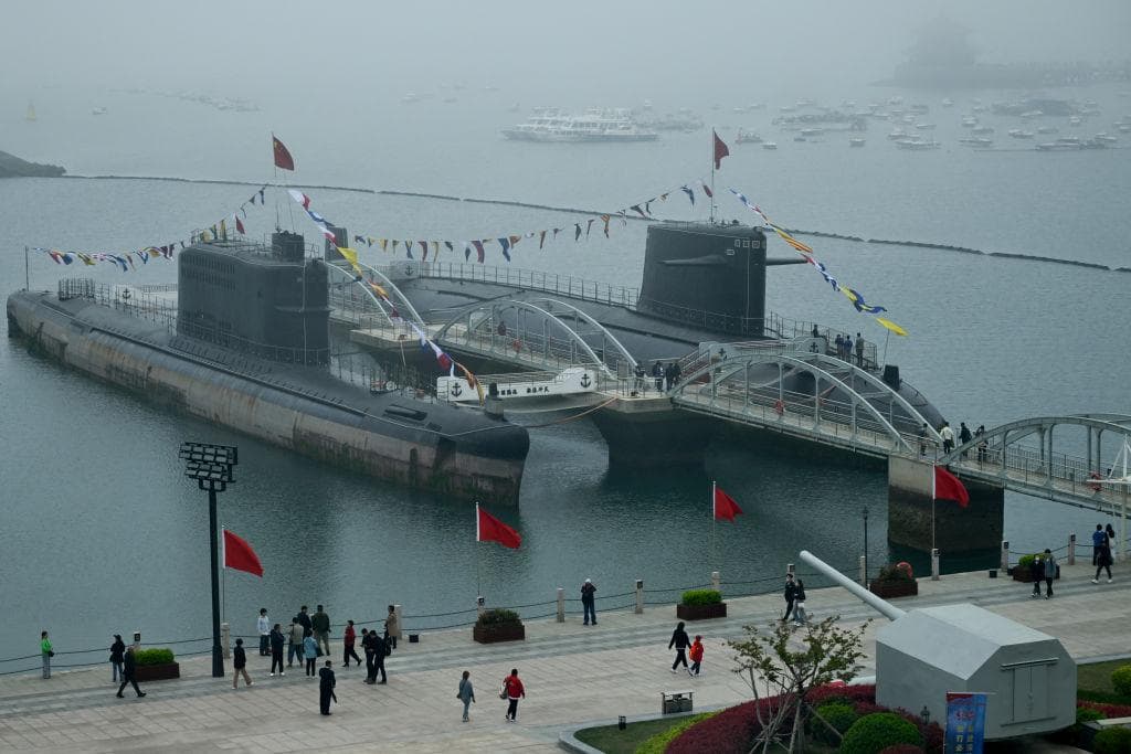 Tomada durante un recorrido para la prensa organizado por la Armada del Ejército Popular de Liberación de China (PLAN), esta foto muestra dos submarinos en el Museo Naval del EPL en Qingdao, provincia de Shandong, China, el 23 de abril de 2024. (Wang Zhao/AFP vía Getty Images).
