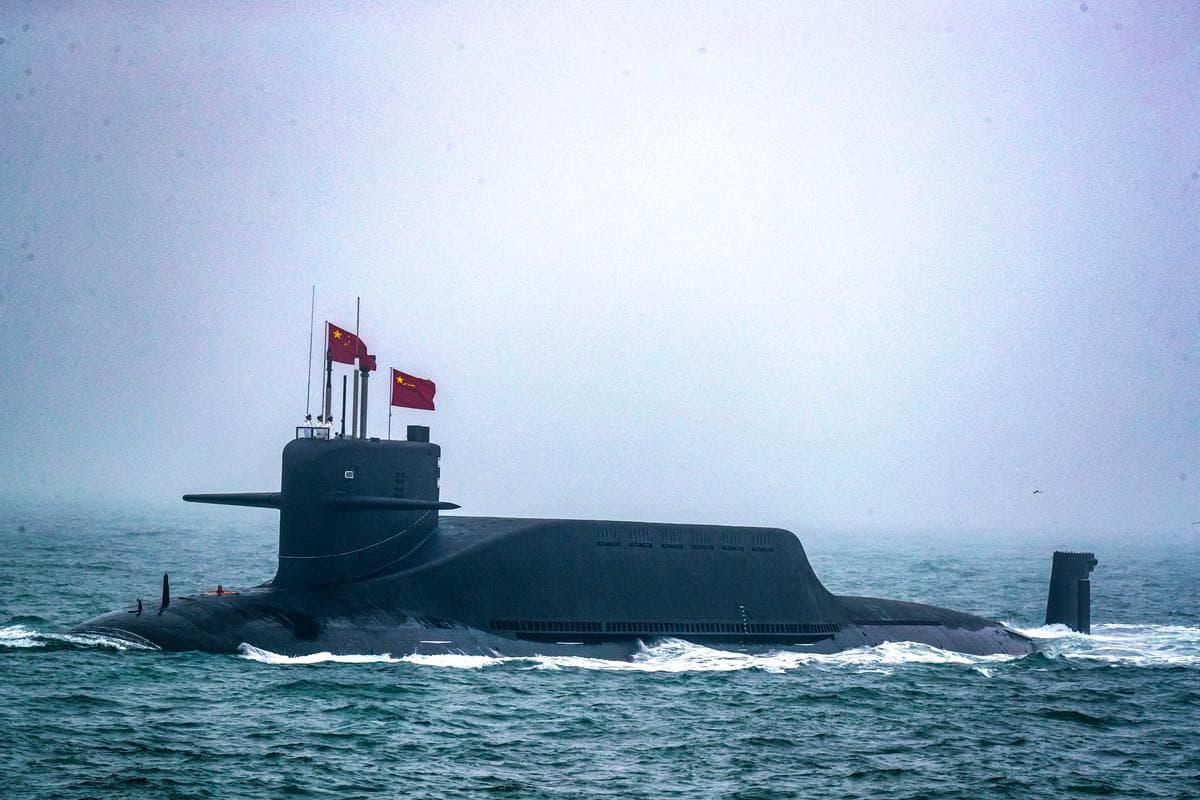 Un nuevo submarino nuclear de clase Jin, tipo 094A, llamado "Long March 10", de la Armada del Ejército Popular de Liberación de China, cerca de Qingdao, en la provincia de Shandong, China, el 23 de abril de 2019. (Mark Schiefelbein/AFP vía Getty Images).