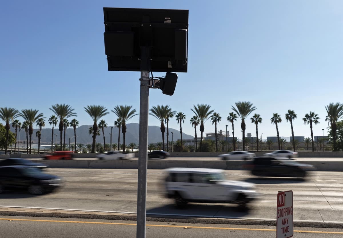 Se ve una cámara de Flock en Burbank, California, el 14 de septiembre de 2026. (Justin Sullivan/Getty Images)