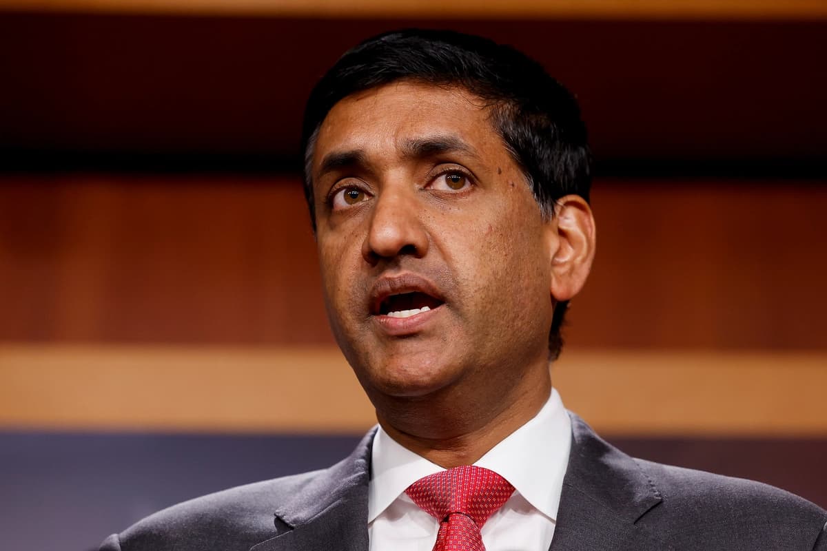El representante Ro Khanna (D-Calif.) pronuncia un discurso en Washington el 12 de octubre de 2022. (Chip Somodevilla/Getty Images).