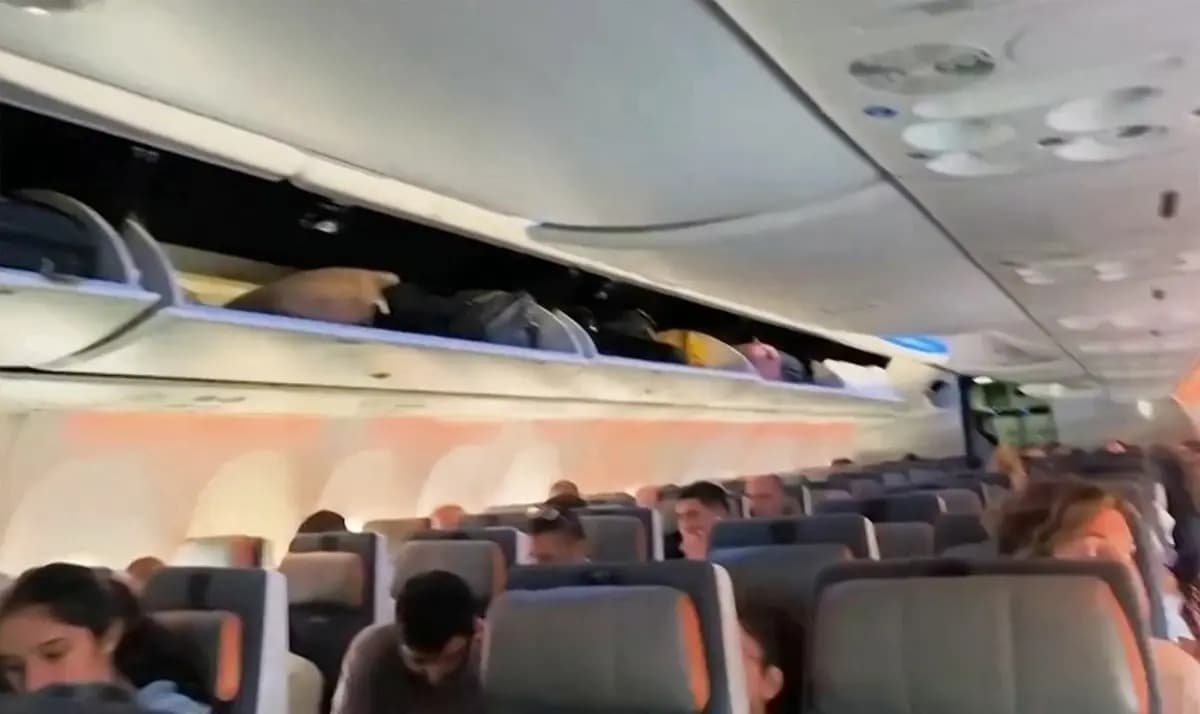 Esta captura de pantalla, tomada de un video distribuido por AFPTV el 30 de septiembre de 2026, muestra a los pasajeros del vuelo FZ 1073 de flydubai, que fue desviado de su ruta original, antes de su salida hacia Tel Aviv desde el aeropuerto de Tabuk, en Arabia Saudita. (AFPTV/AFP vía Getty Images).