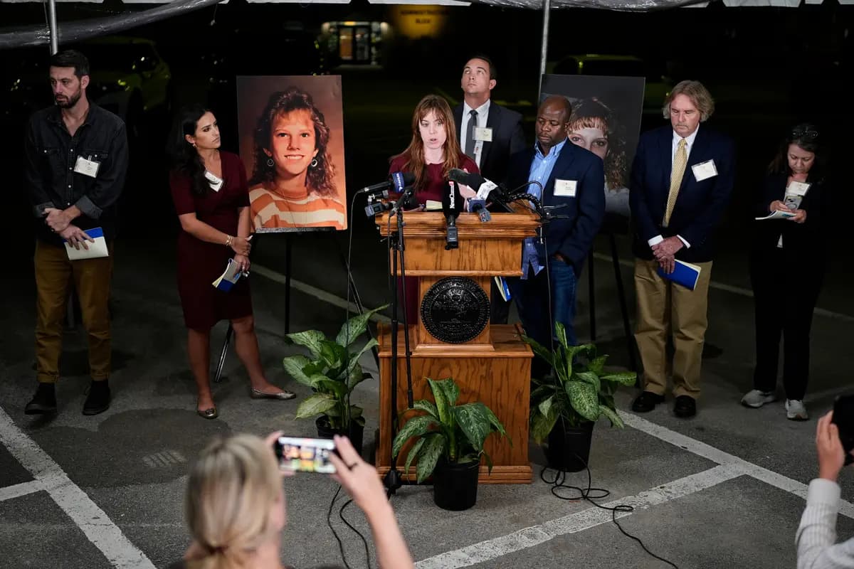 Testigos de los medios de comunicación relatan los momentos previos a la suspensión de la ejecución de Christa Pike en Nashville, Tennessee, el 30 de septiembre de 2026. (Foto AP/George Walker IV)