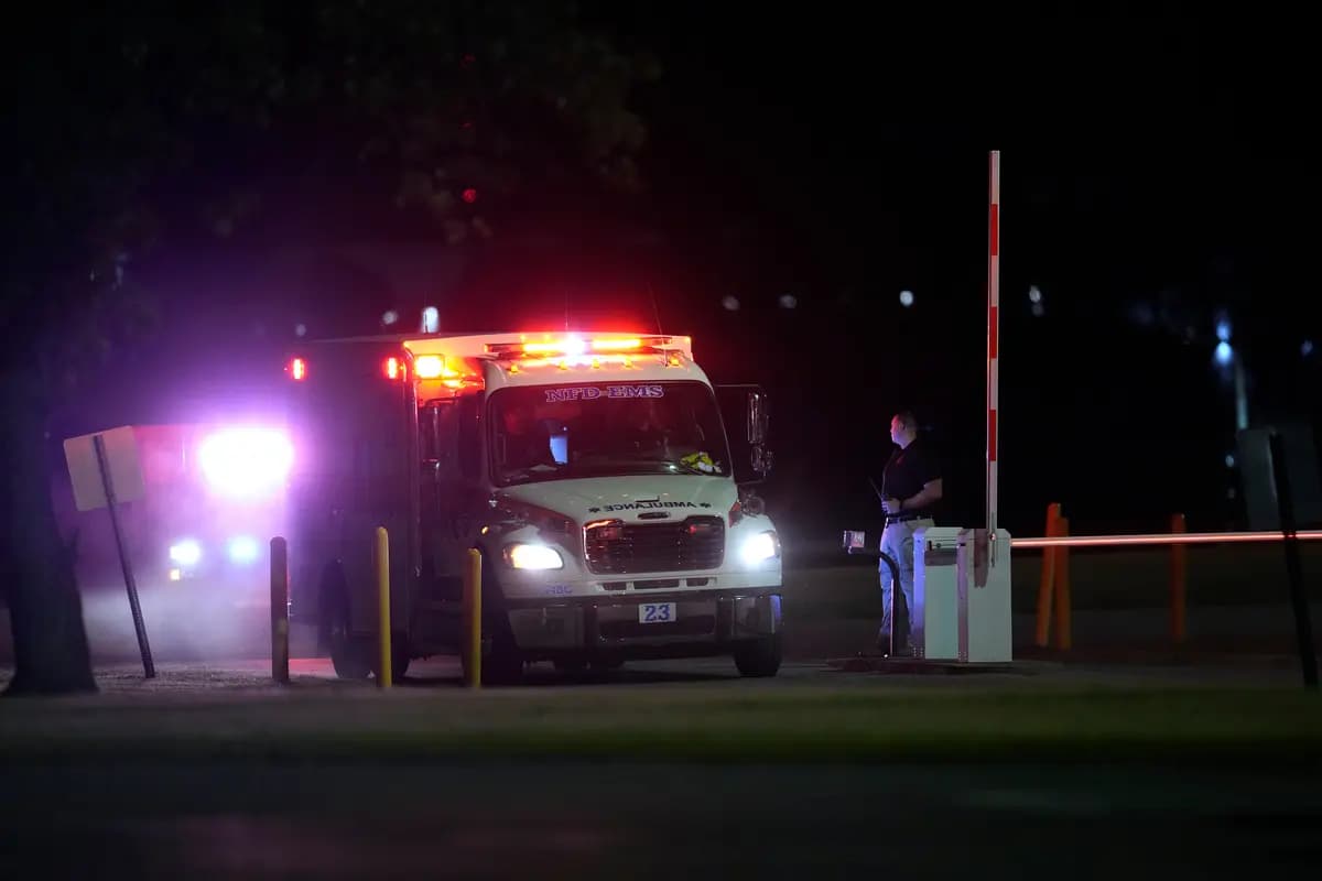 Vehículos de emergencia llegan a la Institución de Máxima Seguridad de Riverbend después que la ejecución de Christa Pike fuera suspendida en Nashville el 30 de septiembre de 2026. (Foto AP/George Walker IV).