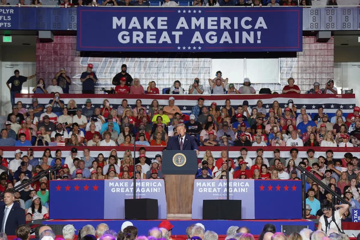 <em>El presidente Donald Trump pronuncia un discurso durante un mitin en el Centro Mitchell de la Universidad del Sur de Alabama el 2 de octubre de 2026. (Travis Gillmore/The Epoch Times).</em>