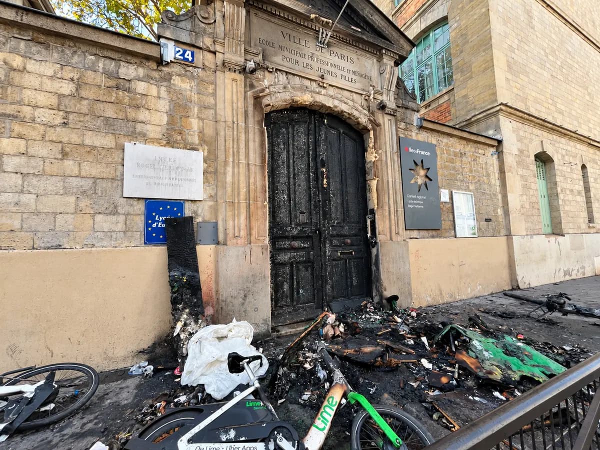 <em>Entrada calcinada del Lycée Roger Verlomme en el distrito 15 de París, tras un incendio durante los bloqueos escolares, el 2 de octubre de 2026. (Etienne Fauchaire/The Epoch Times).</em>