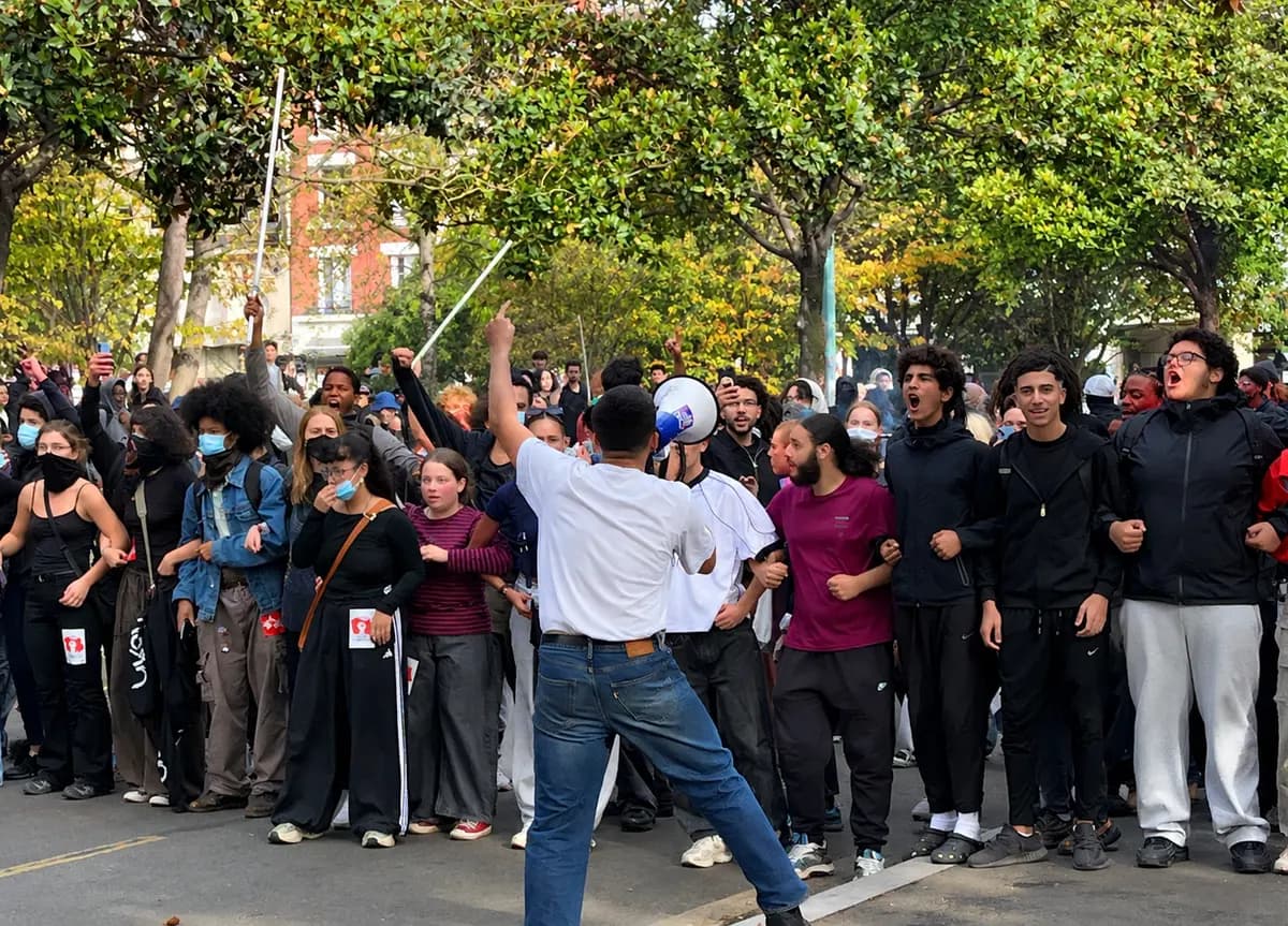 <em>Manifestantes gritan durante una protesta en una escuela secundaria en Saint-Denis, al norte de París; algunos sostienen palos en alto mientras la multitud corea "todos odian a la policía", el 1 de octubre de 2026. (Etienne Fauchaire/The Epoch Times).</em>
