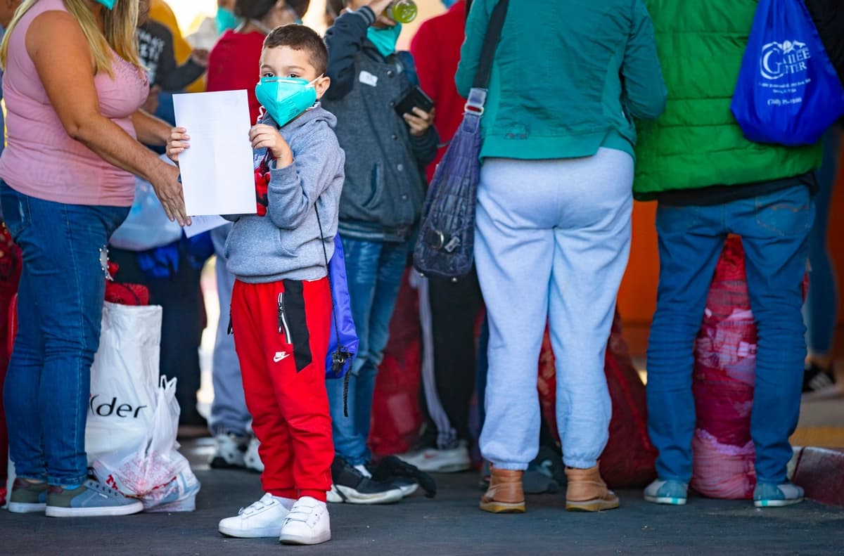 Inmigrantes detenidos por agentes de la Patrulla Fronteriza son trasladados a un hotel en Indio, California, el 18 de octubre de 2021. (John Fredricks/The Epoch Times)
