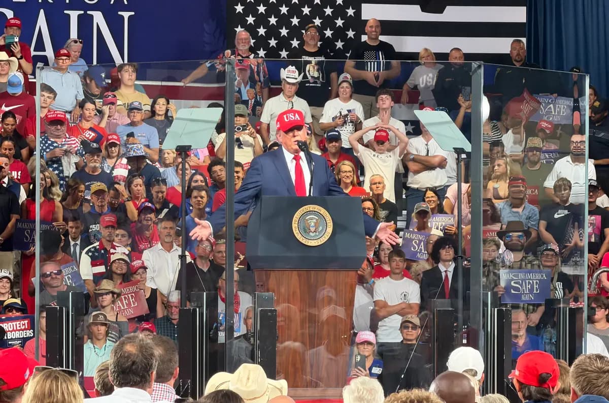 <em>El presidente Donald Trump habla durante un mitin en el Aeropuerto Municipal de Gastonia, en Gastonia, Carolina del Norte, el 16 de septiembre de 2026. (Travis Gillmore/The Epoch Times).</em>