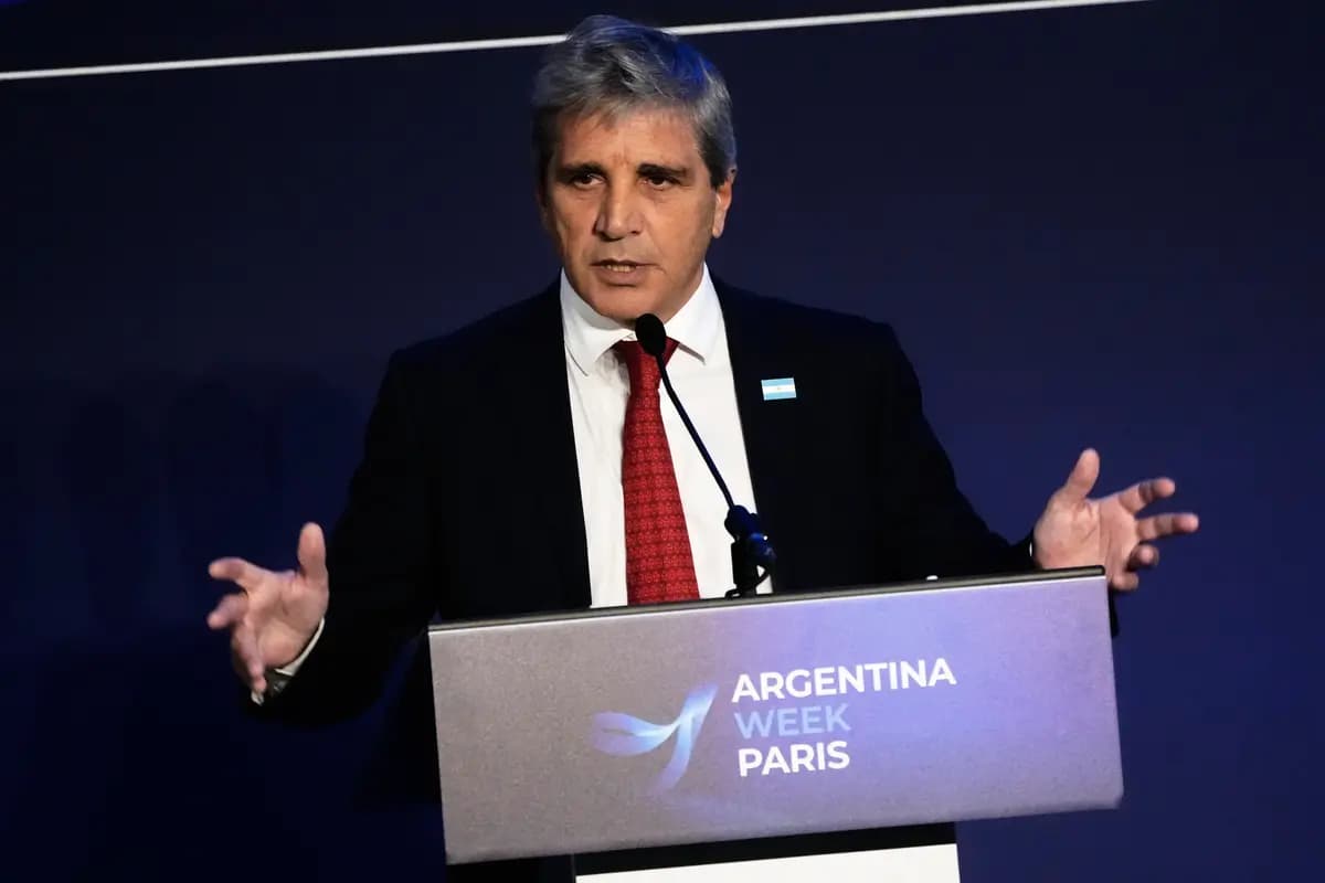El ministro de Economía de Argentina, Luis Caputo, pronuncia un discurso en la sede de la Organización para la Cooperación y el Desarrollo Económicos (OCDE), antes de la "Semana de Argentina", un evento destinado a promover la inversión y las oportunidades de negocios, en París, el 1 de octubre de 2026. (Teresa Suárez/AP Photo)