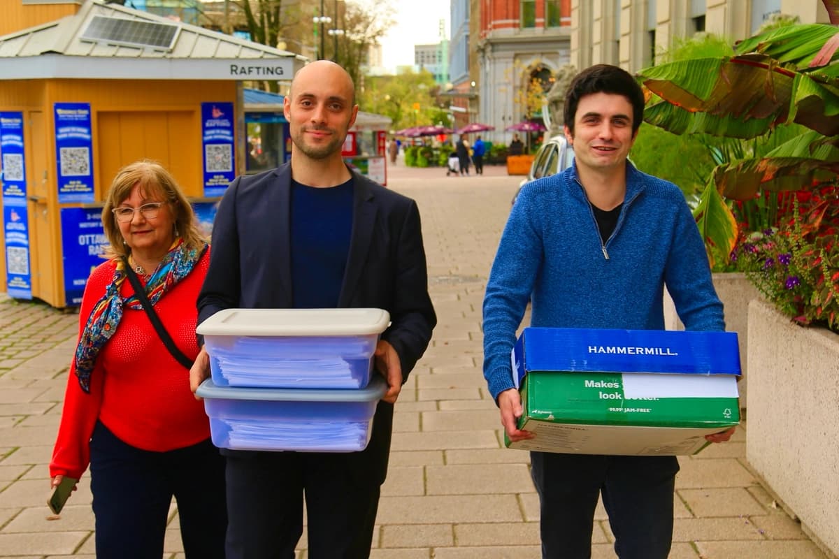 Miembros de Fans of Shen Yun Canada entregan más de 50,000 firmas de la petición a la Oficina del Primer Ministro el 2 de octubre de 2026. (Jonathan Ren/The Epoch Times)