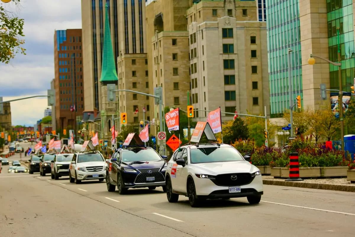 Simpatizantes de Shen Yun Canadá se manifiestan en Ottawa antes de entregar más de 50,000 firmas de una petición a la Oficina del Primer Ministro el 2 de octubre de 2026. (Jonathan Ren/The Epoch Times)