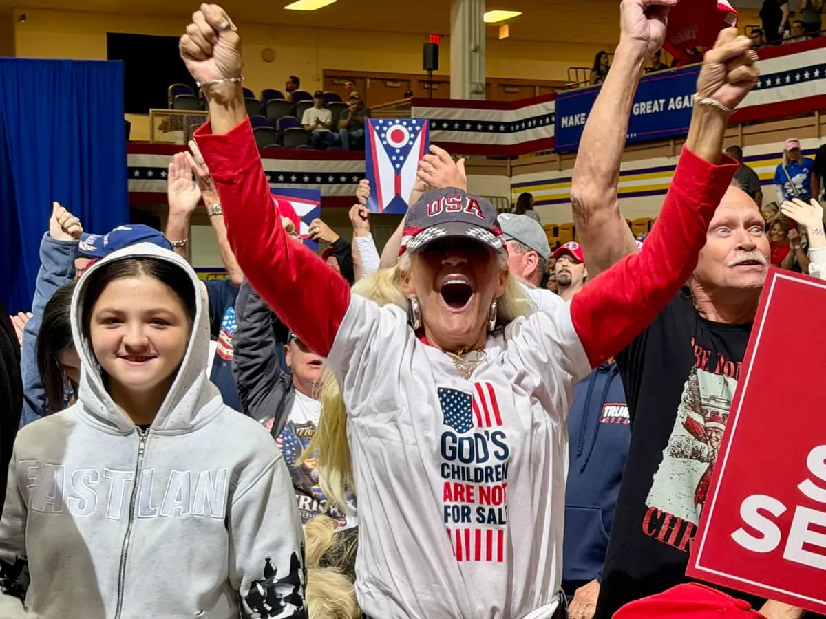 Los habitantes de Ohio vitorean al presidente Donald Trump en un mitin para las elecciones de medio período el 3 de octubre de 2026, en Vandalia, Ohio. (Janice Hisle/The Epoch Times)